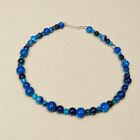 Collana Blue Beads di RIMA, Questa collana è composta da splendide perline in pietra naturale dalle tonalità variabili del blu, estremamente lucide e impreziosite da venature e sfumature più scure.