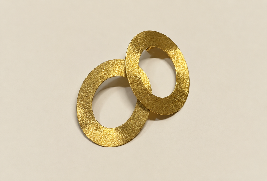 Orecchini Ovali in argento 925 placcati oro
Misure: 
-Diametro ovale: 3 cm X 3,8 cm
-Spessore Linee: 0,7 cm
