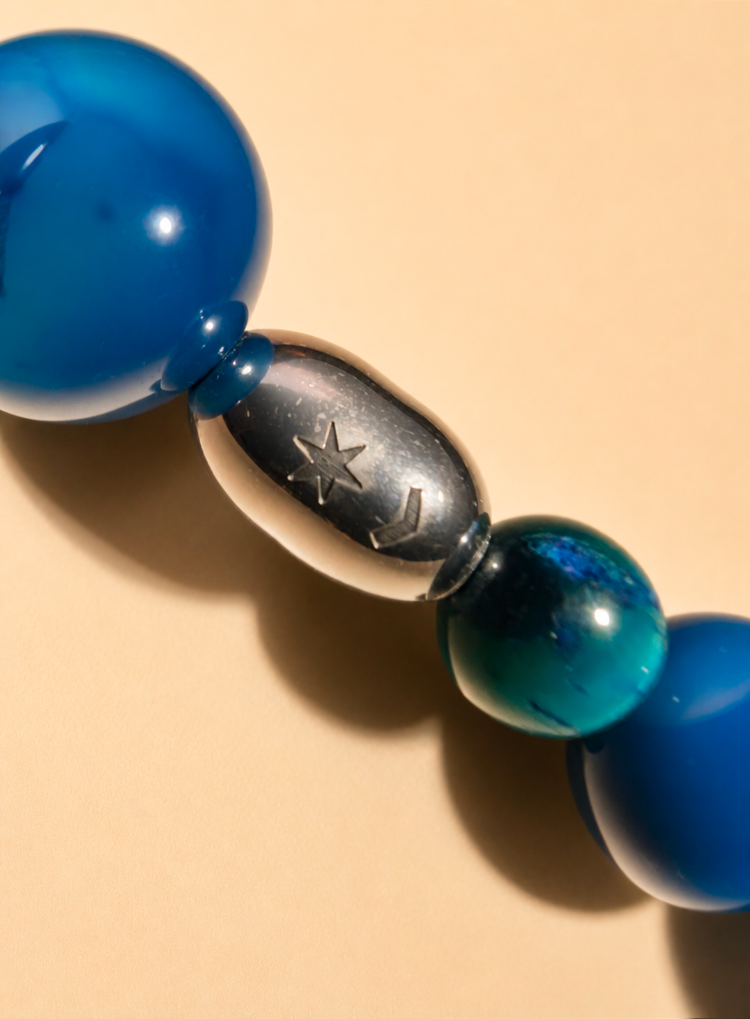 SCATTO RAVVICINATO DELLA: Collana Blue Beads di RIMA, Questa collana è composta da splendide perline in pietra naturale e dall'iconica perlina incisa con il marchio RIMA.