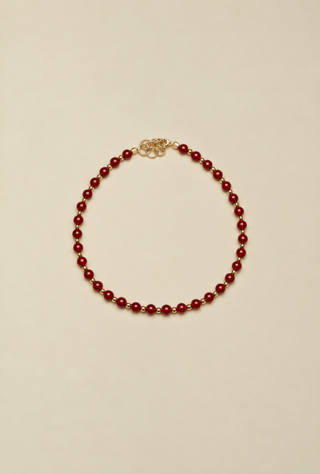 Bracciale Bordeaux Beads di RIMA: Questo bracciale è composto da splendide e piccolissime perline in pietra naturale dalle tonalità bordeaux, impreziosite dall'alternanza di perline dorate ancora più minute. 