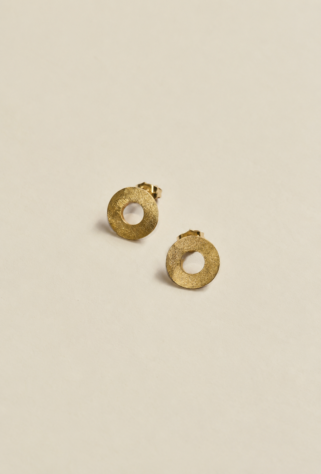 Orecchini Cerchio Forato RIMA:  questi orecchini si distinguono per la loro straordinaria leggerezza e per la particolare finitura, al tempo stesso lucida, opaca e ruvida. 
Misure:
-Diametro del cerchio: 1,7 cm
-Spessore delle linee: 0,5 cm