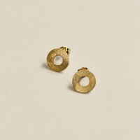 Orecchini Cerchio Forato RIMA:  questi orecchini si distinguono per la loro straordinaria leggerezza e per la particolare finitura, al tempo stesso lucida, opaca e ruvida. 
Misure:
-Diametro del cerchio: 1,7 cm
-Spessore delle linee: 0,5 cm