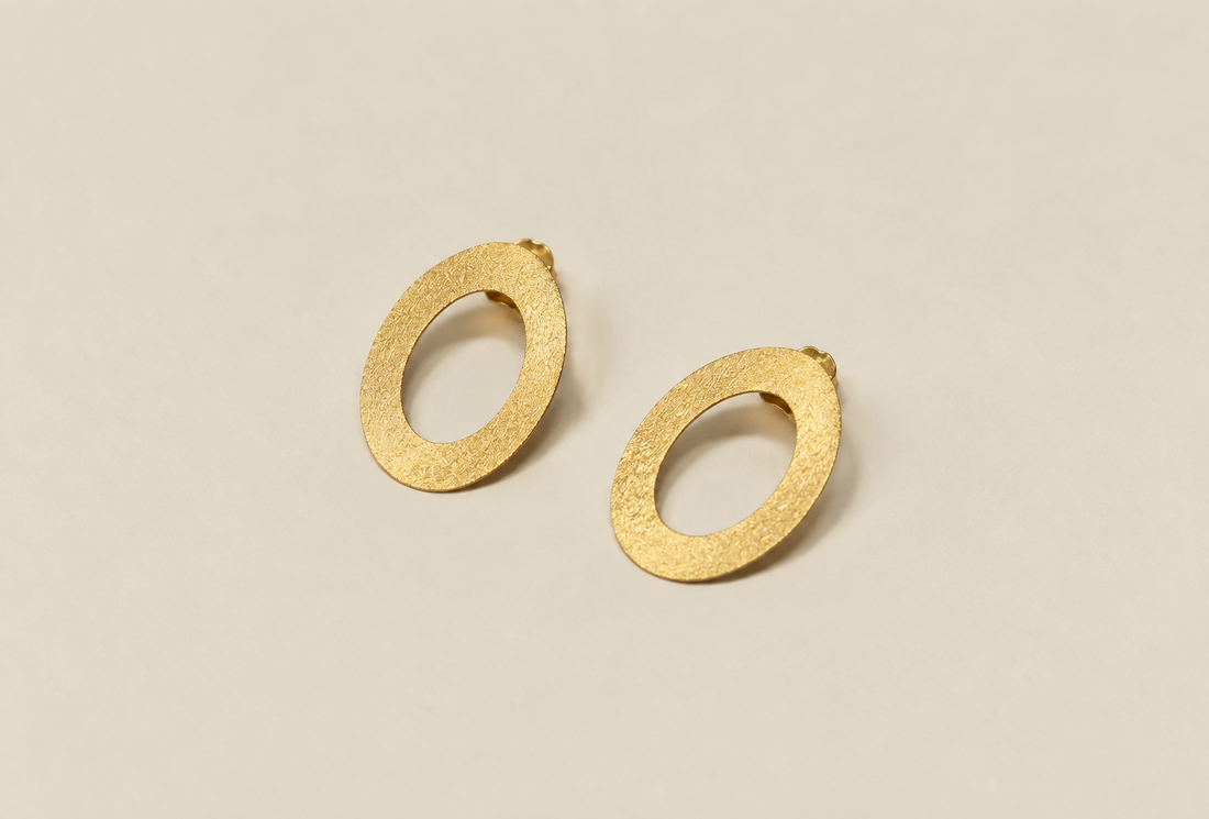 Orecchini Ovali in argento 925 placcati oro
Misure: 
-Diametro ovale: 3 cm X 3,8 cm
-Spessore Linee: 0,7 cm
