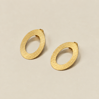 Orecchini Ovali in argento 925 placcati oro
Misure: 
-Diametro ovale: 3 cm X 3,8 cm
-Spessore Linee: 0,7 cm
