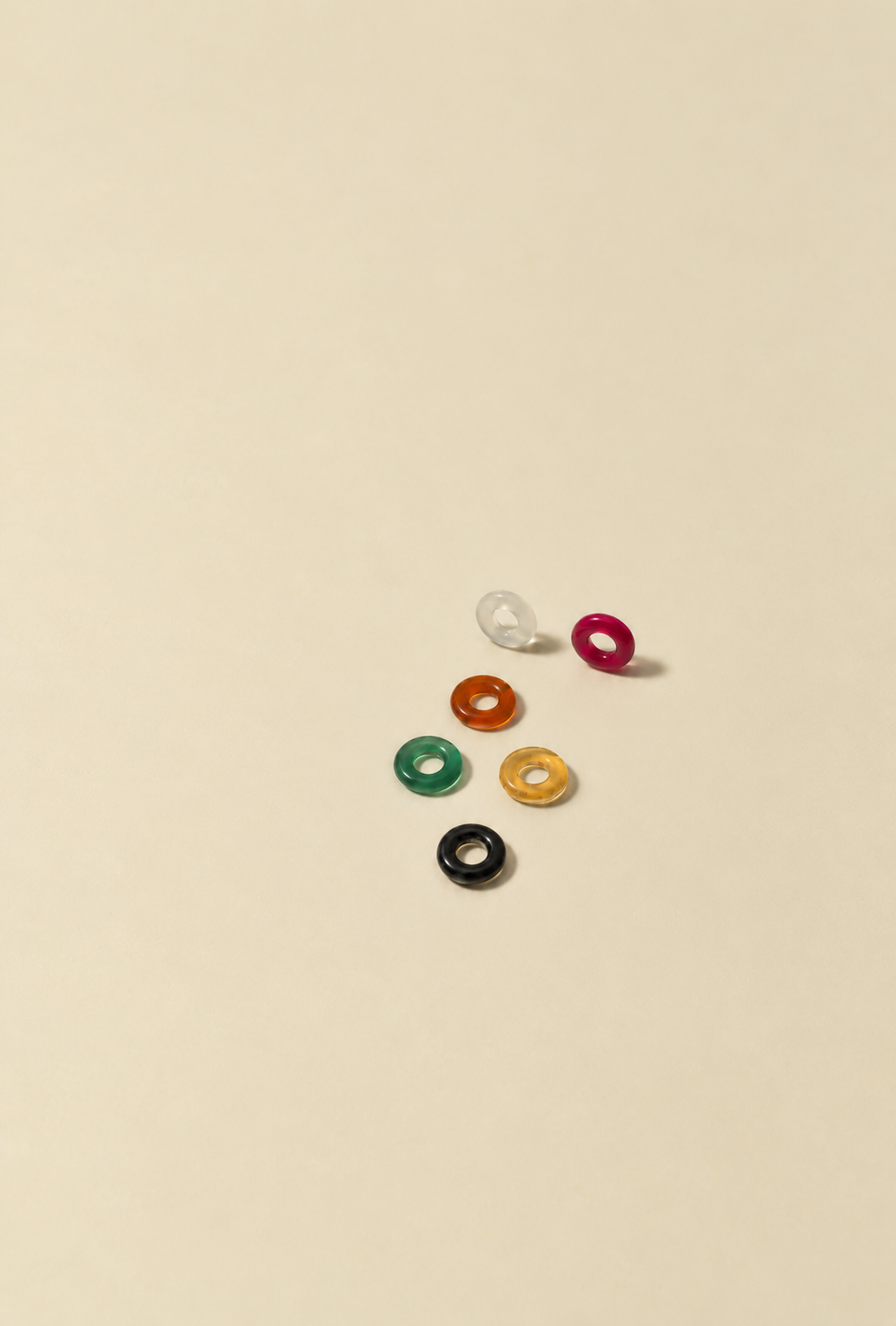 L'IMMAGINE RITRAE 6 Donut in Agata Ciondolo RIMA: Piccoli ciondoli realizzati in agata naturale, disponibili in un'ampia varietà di tonalità tra cui rosso, cognac, rosa, celeste, nero, giallo e verde. 