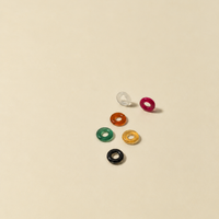 L'IMMAGINE RITRAE 6 Donut in Agata Ciondolo RIMA: Piccoli ciondoli realizzati in agata naturale, disponibili in un'ampia varietà di tonalità tra cui rosso, cognac, rosa, celeste, nero, giallo e verde. 