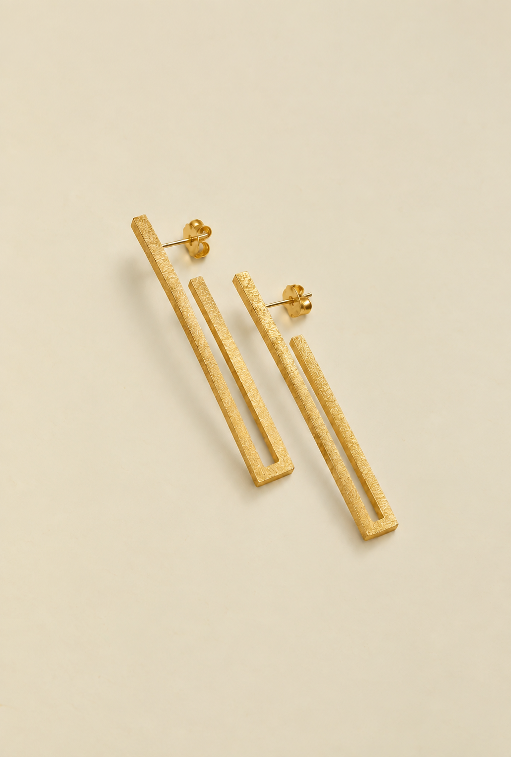 Orecchini Edgy Line RIMA: Orecchini pendenti caratterizzati da una linea rigida che disegna una figura geometrica è  un gioiello estremamente materico, e conr la particolare finitura, al tempo stesso lucida, opaca e ruvida