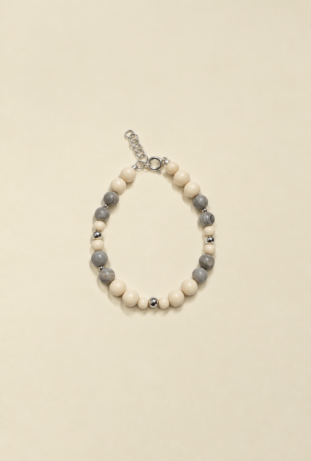 Bracciale Grey Beads di RIMA,Questo bracciale vede come protagonista una splendida pietra dalle raffinate tonalità del grigio