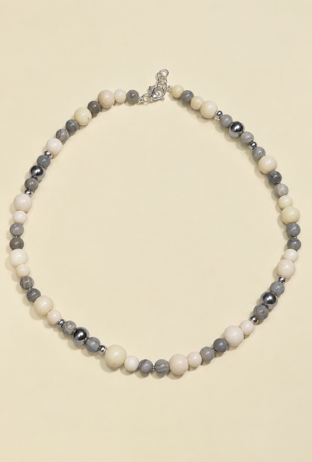 Collana Grey Beads di RIMA,con protagonista una splendida pietra dalle raffinate tonalità del grigio