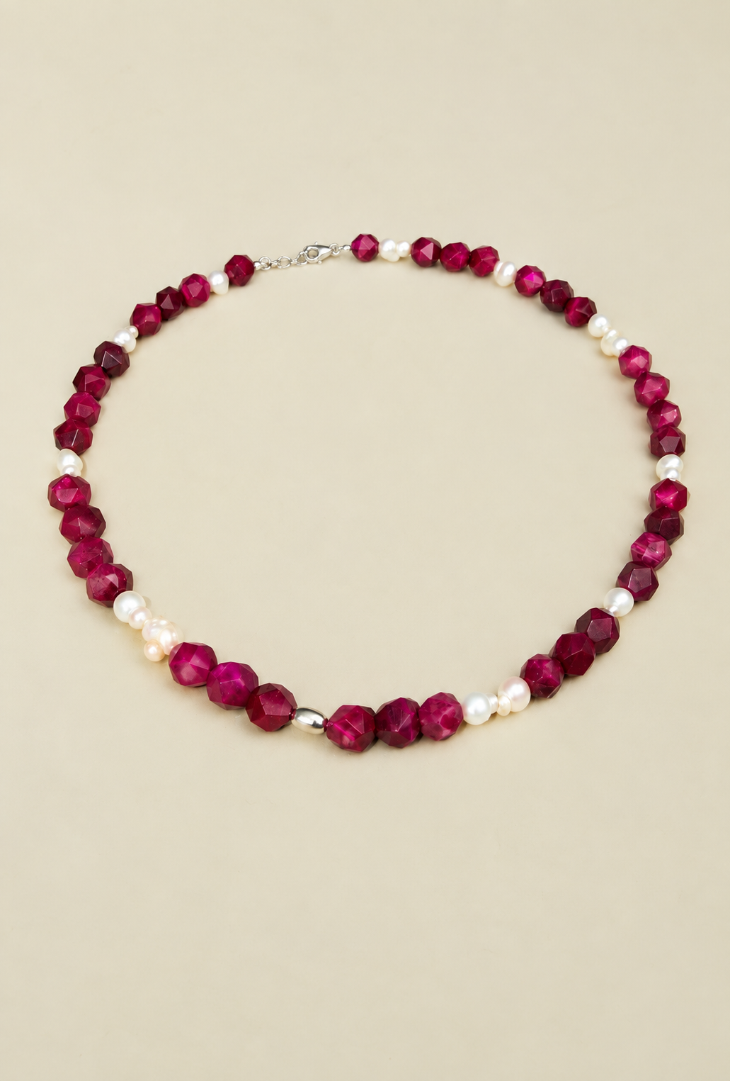Collana Pink &  Pearls RIMA: perline di pietra rosa scuro, dalle forme squadrate e spigolose, e perle naturali dalle linee imperfette, tondeggianti 