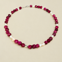 Collana Pink &  Pearls RIMA: perline di pietra rosa scuro, dalle forme squadrate e spigolose, e perle naturali dalle linee imperfette, tondeggianti 
