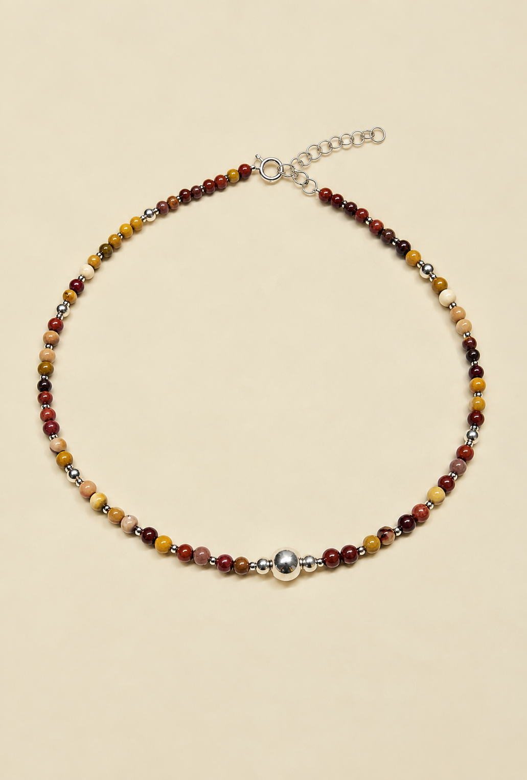 Collana Red-Yellow Beads di RIMA:  composta da splendide perline in pietra naturale dalle tonalità variabili dal rosso al giallo, impreziosite da venature e sfumature. rifinita da  3 perline centrali argentate, che si mostrano quasi come pendenti lucenti capaci di attirare l'attenzione.