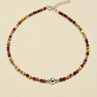 Collana Red-Yellow Beads di RIMA:  composta da splendide perline in pietra naturale dalle tonalità variabili dal rosso al giallo, impreziosite da venature e sfumature. rifinita da  3 perline centrali argentate, che si mostrano quasi come pendenti lucenti capaci di attirare l'attenzione.