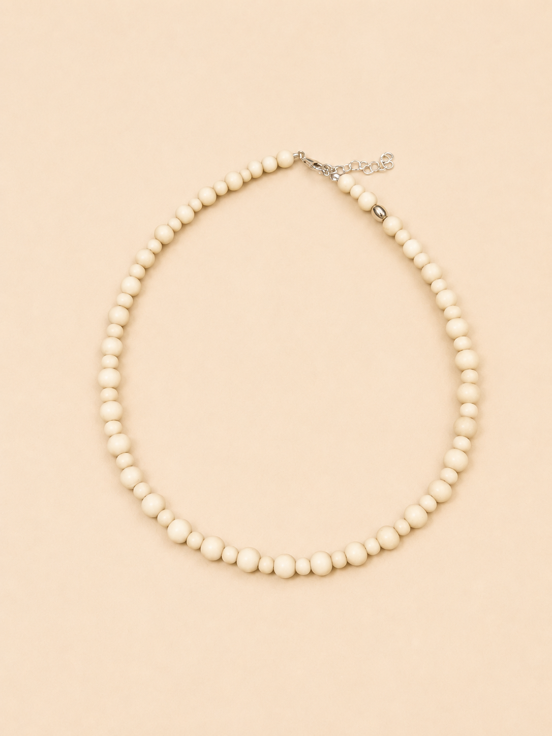  collana che vede come protagonista una splendida pietra dalle tonalità avorio panna, impreziosita da venature che le donano grande naturalezza