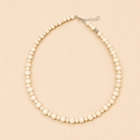  collana che vede come protagonista una splendida pietra dalle tonalità avorio panna, impreziosita da venature che le donano grande naturalezza