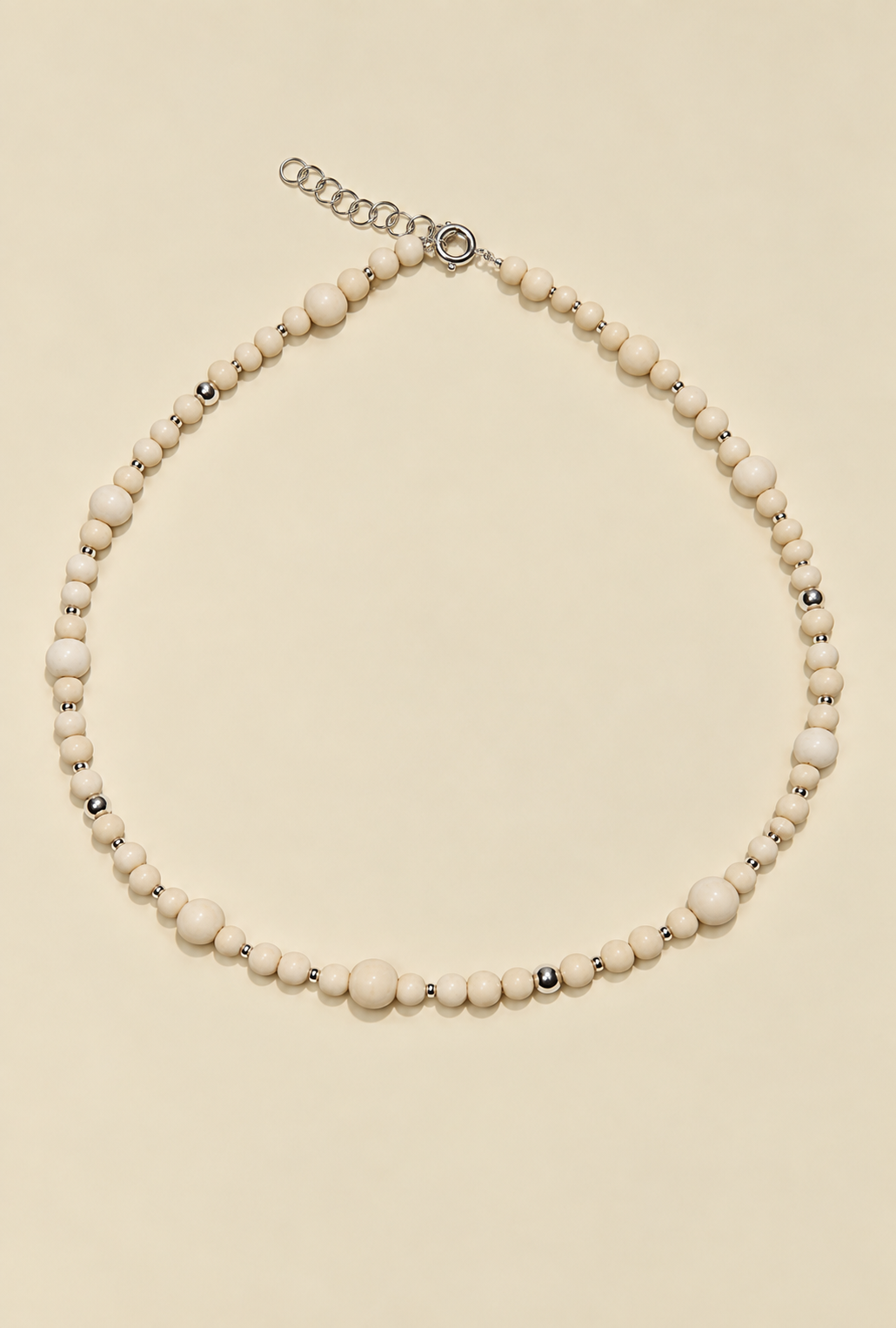Collana White Beads smaller di RIMA:
 collana con  protagonista una splendida pietra dalle tonalità avorio panna, impreziosita da venature che le donano grande naturalezza.