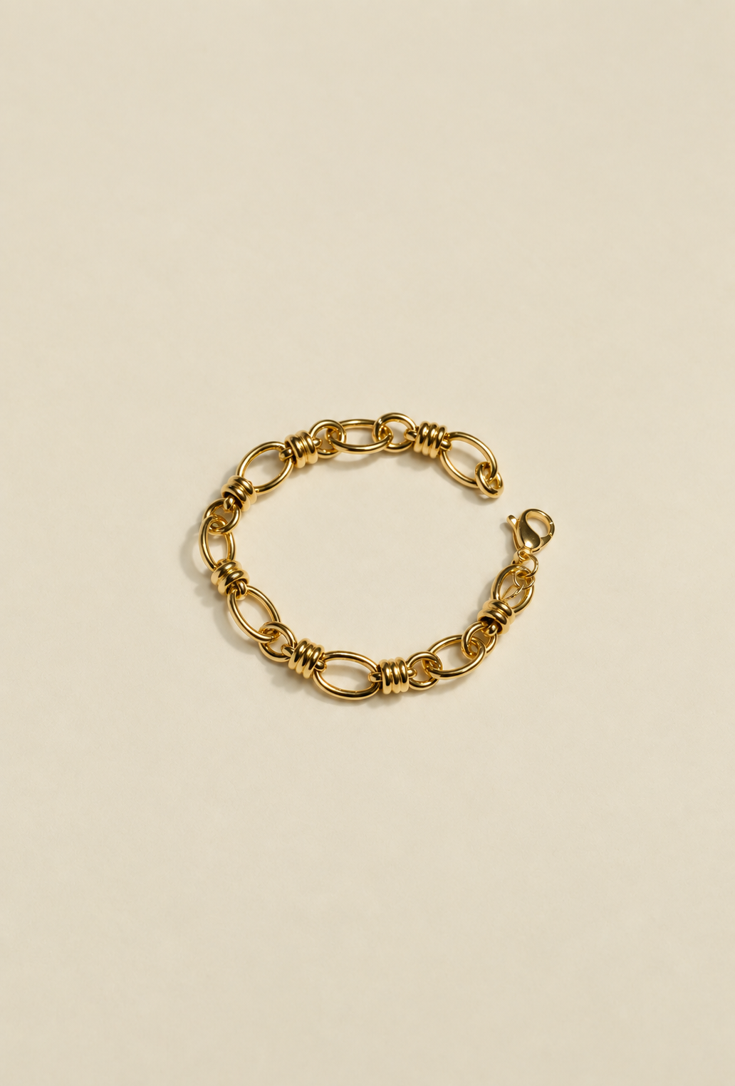 Bracciale a Catena di RIMA con placcatura in oro creando un effetto lucente.