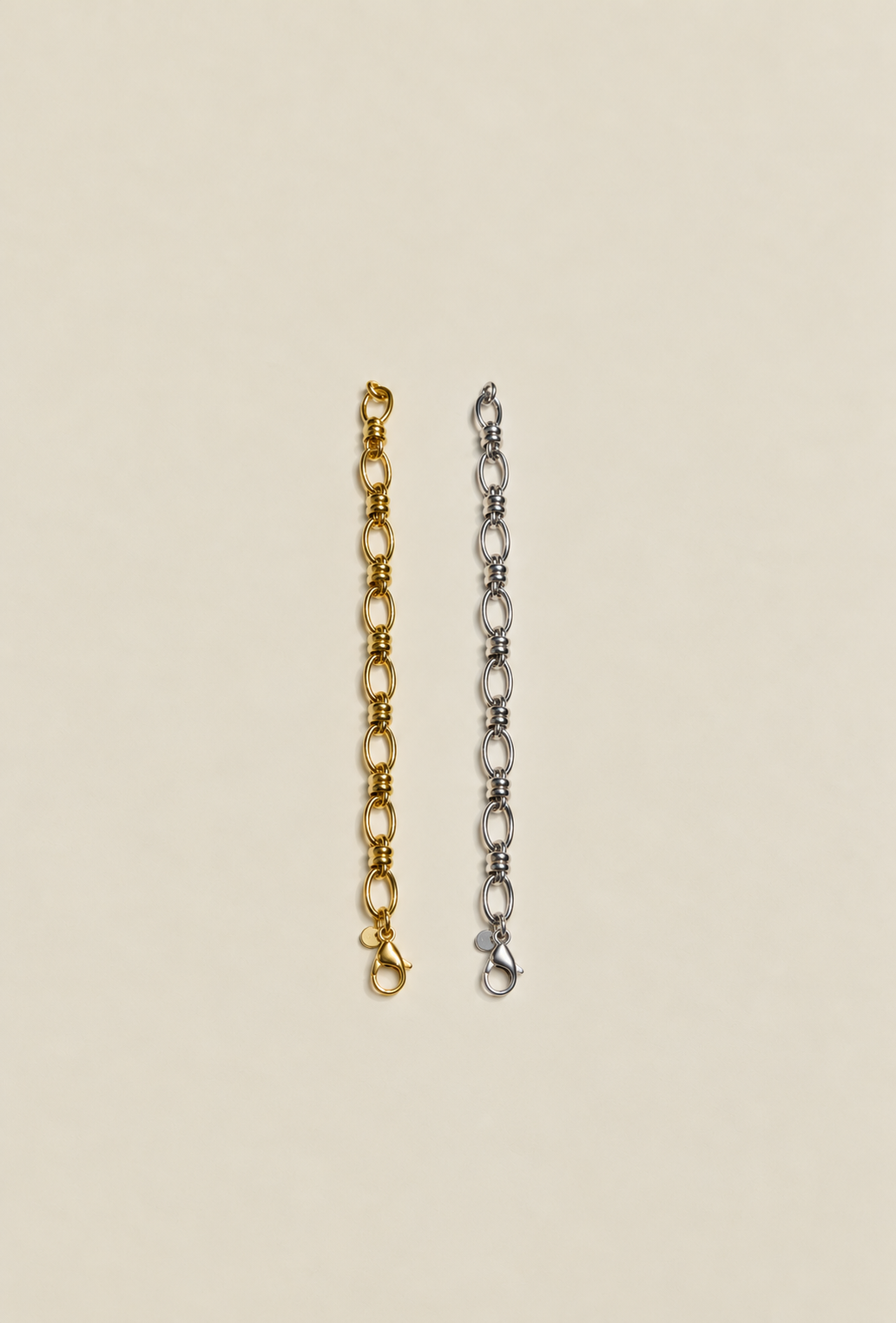 2 Bracciali a Catena di RIMA con placcatura in oro giallo e bianco creando un effetto lucente.