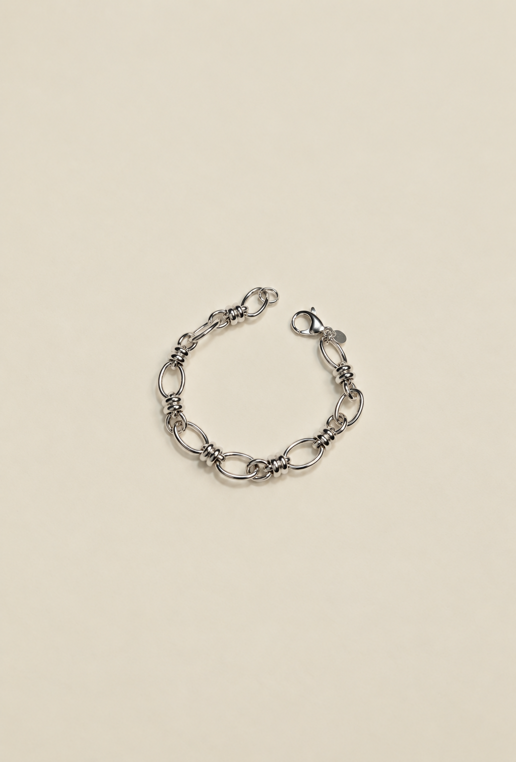Bracciale a Catena di RIMA con placcatura in oro bianco creando un effetto lucente.