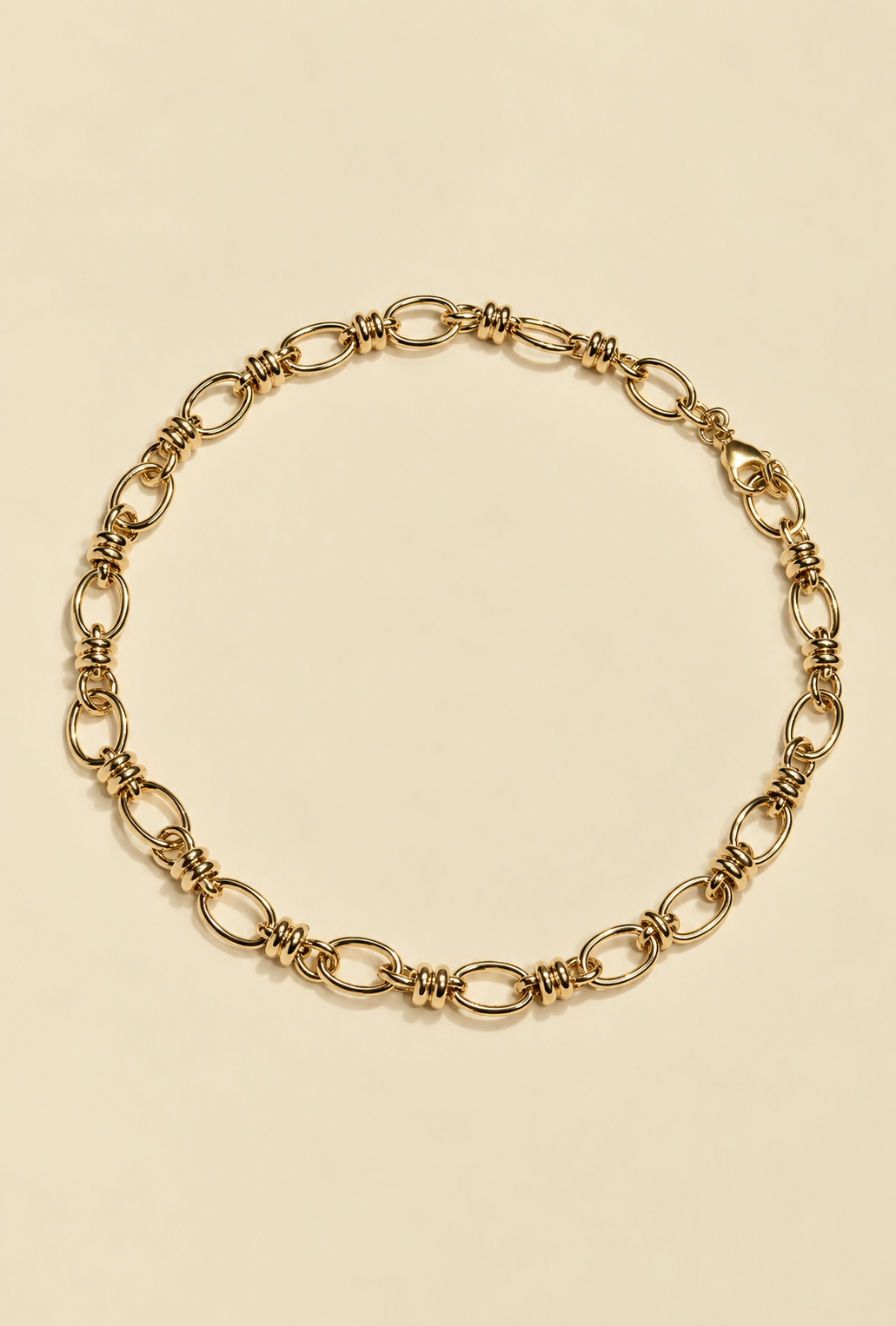 La Collana a Catena RIMA  nella variante Gold , caratterizzata da una placcatura dalla luminosità naturale, valorizzata da una finitura che crea un effetto volutamente lucente.