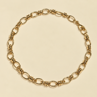 La Collana a Catena RIMA  nella variante Gold , caratterizzata da una placcatura dalla luminosità naturale, valorizzata da una finitura che crea un effetto volutamente lucente.