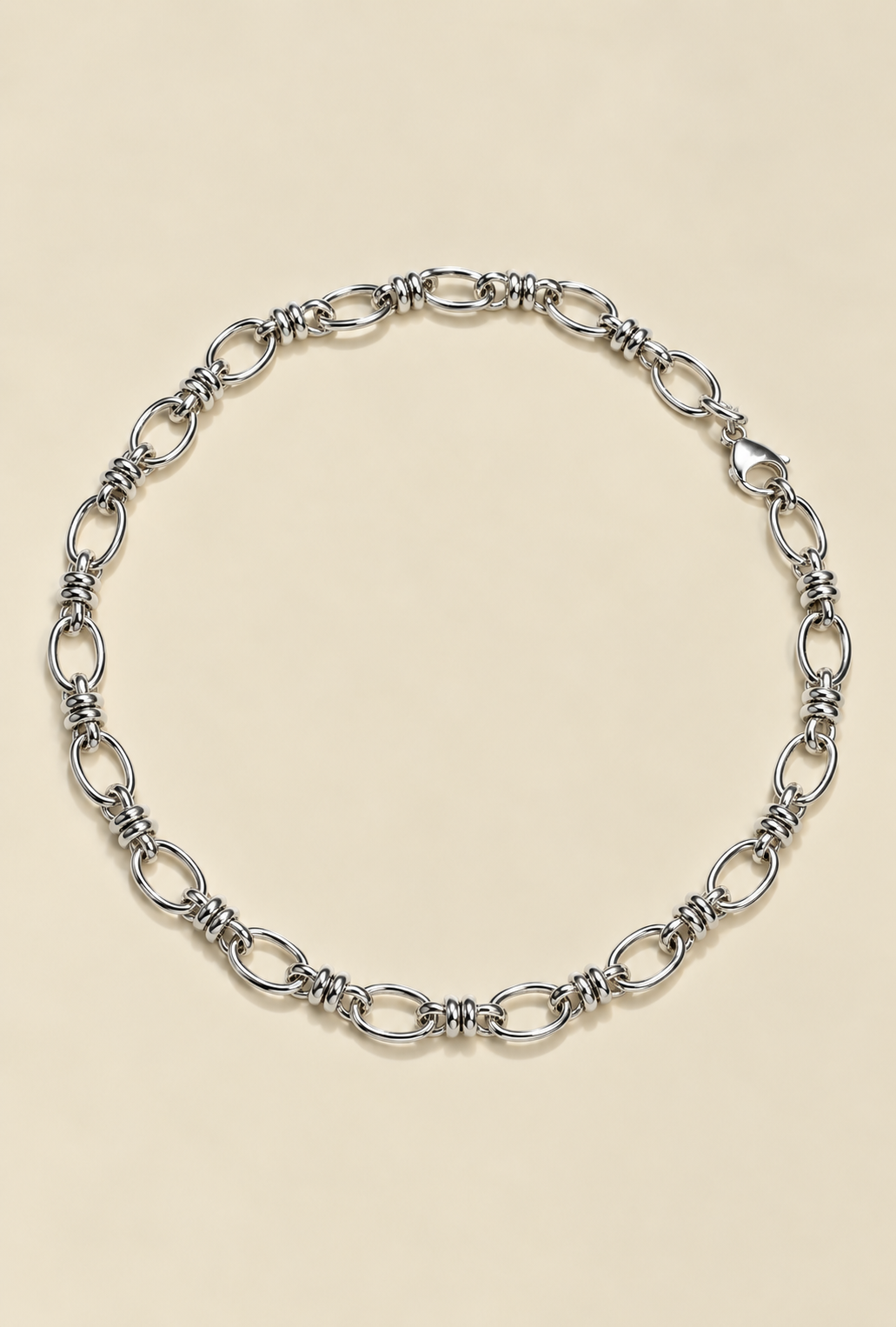 La Collana a Catena RIMA nella variante White, caratterizzata da una placcatura dalla luminosità naturale, valorizzata da una finitura che crea un effetto volutamente lucente.