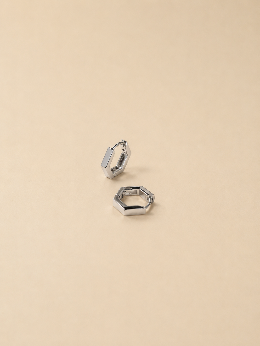 Orecchini Esagono Mini di RIMA, finitura lucida e lucente, propongono una moderna forma esagonale.

Misure dell'esagono:
Diametro orizzontale: 1,8 cm
Diametro verticale: 1,2 cm
